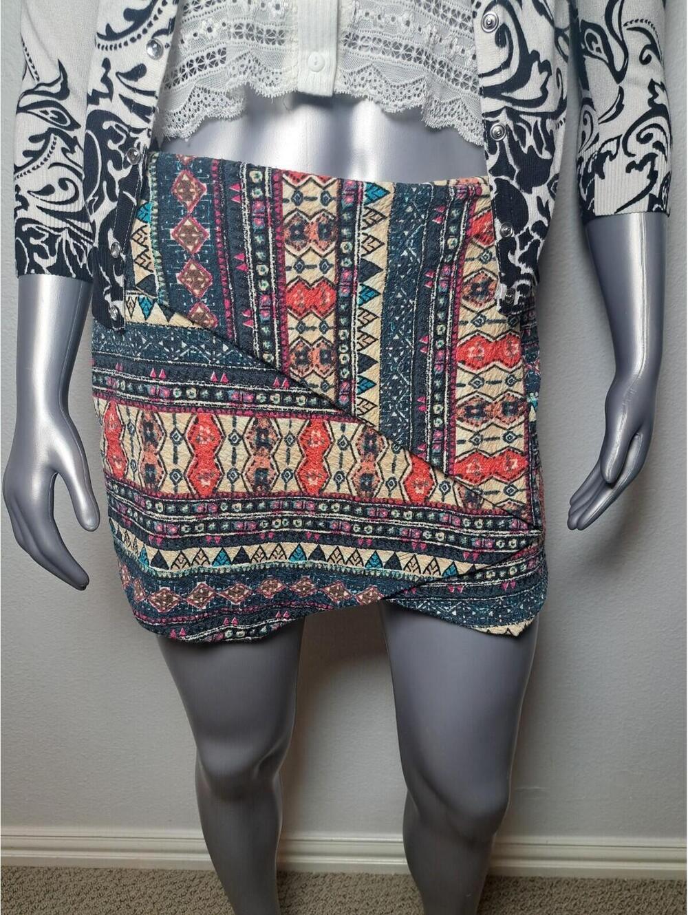 Chelsea & Vibe  embroidered skirt  size L Stretch